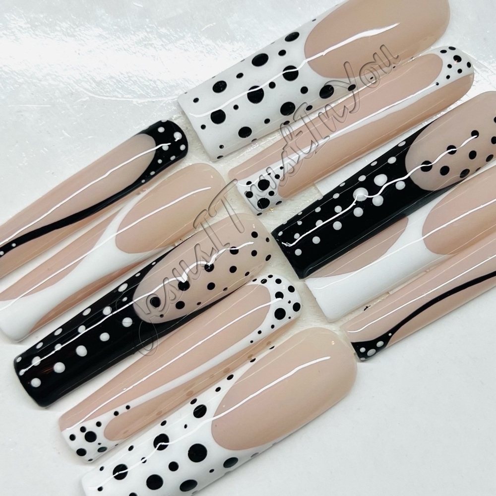 Polka Dot Nail Art Set in Black and White Press on Nails 2X Square